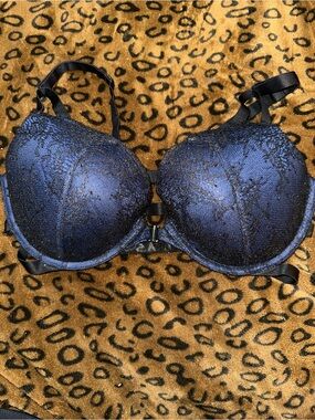 Victoria's Secret Navy Lace Push-Up Bra with Black Trim 34 DD front closure